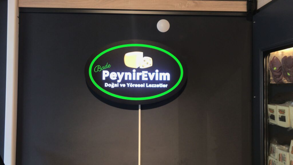 Gıda mağazası için hazırlanan oval biçimli içten aydınlatmalı tabela uygulaması