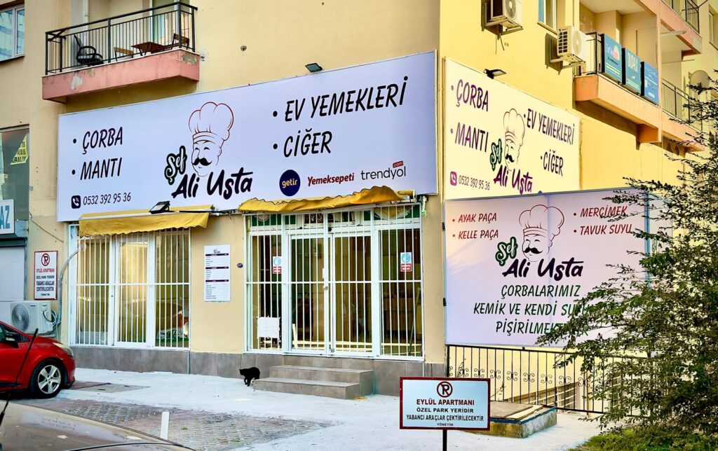 Restoran dış cephesine uygulanan geniş format baskılı germe tabela ve duvar giydirme çalışması
