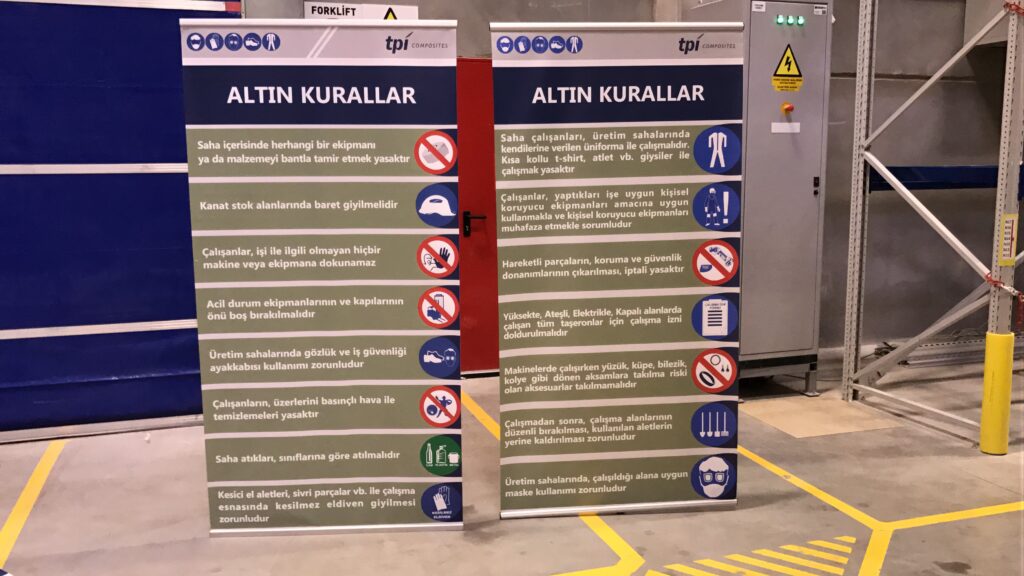 Fabrika üretim alanında kullanılmak üzere hazırlanan iş güvenliği altın kurallar roll-up baskı seti