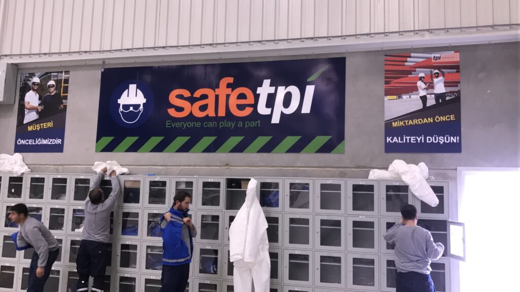 Fabrika çalışan alanına uygulanan iş güvenliği, kalite ve müşteri önceliği duvar panoları