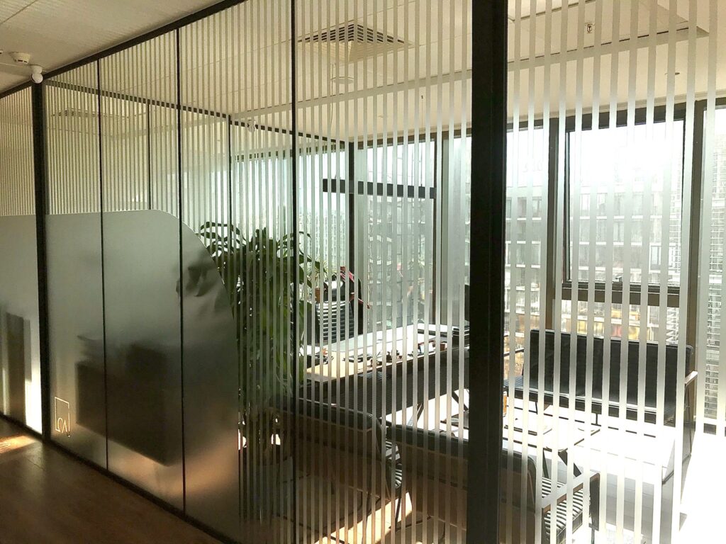 Kurumsal ofis cam bölmelerine uygulanan çizgili ve kumlu dekoratif folyo çalışması