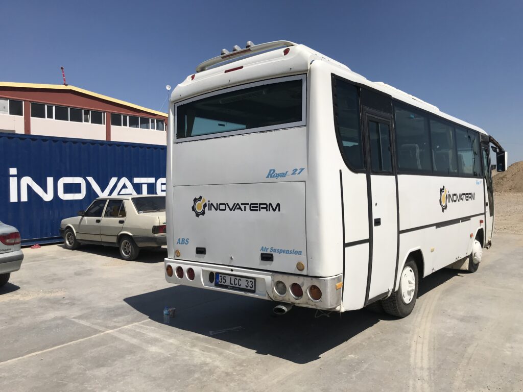 Personel servis otobüsü üzerine uygulanan kurumsal logo ve araç folyo çalışması