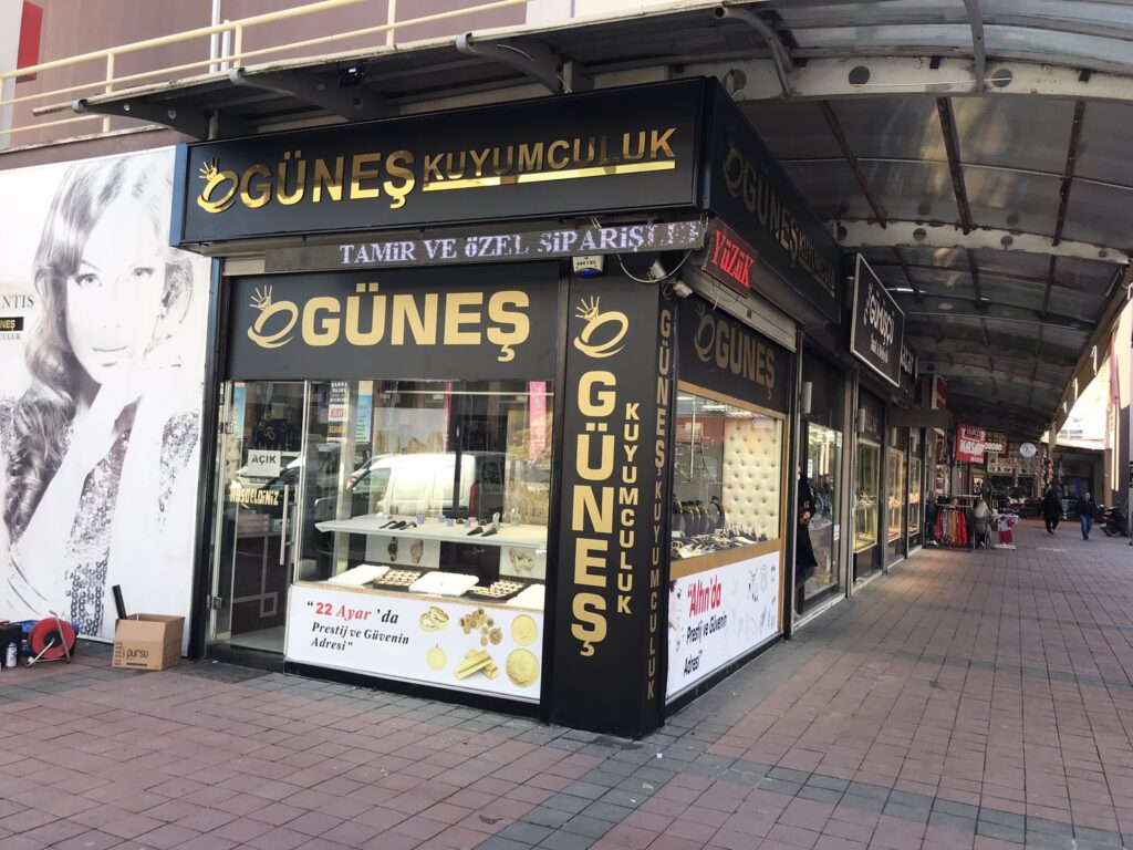 Kuyumcu mağazası için hazırlanan siyah zeminli altın renkli kutu harf cephe tabela uygulaması