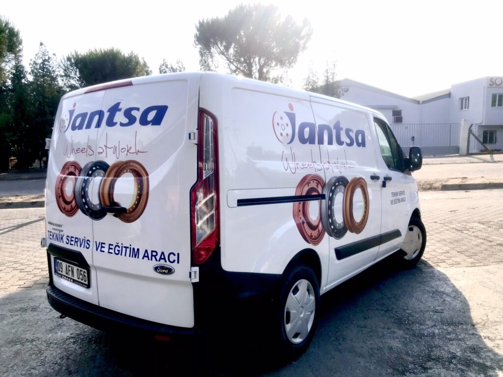 Teknik servis aracı için hazırlanan kurumsal logo, ürün görseli ve folyo araç giydirme uygulamasıv
