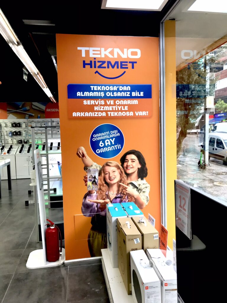Elektronik mağazası teknik servis alanı için hazırlanan geniş format baskılı duvar reklam uygulaması