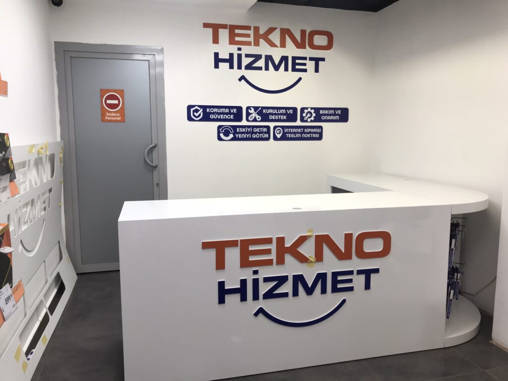Teknik servis alanında duvar, banko ve kapı yüzeylerine uygulanan kurumsal logo ve yönlendirme çalışması