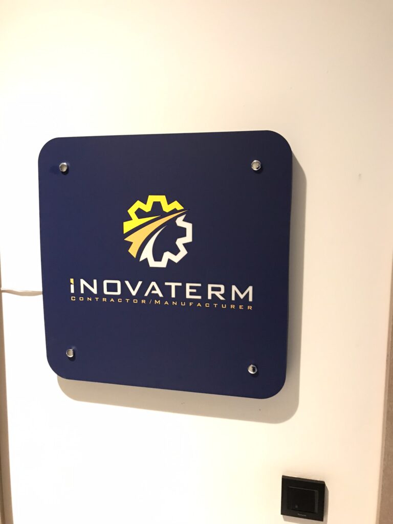 Ofis iç mekânı için hazırlanan metal montaj aparatlı, özel kesim pleksi kurumsal logo tabelası