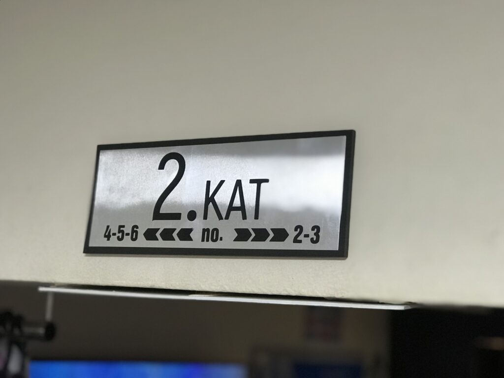 İşletme içi kullanım için hazırlanan metal görünümlü ikinci kat yönlendirme levhasıİşletme içi kullanım için hazırlanan metal görünümlü ikinci kat yönlendirme levhası