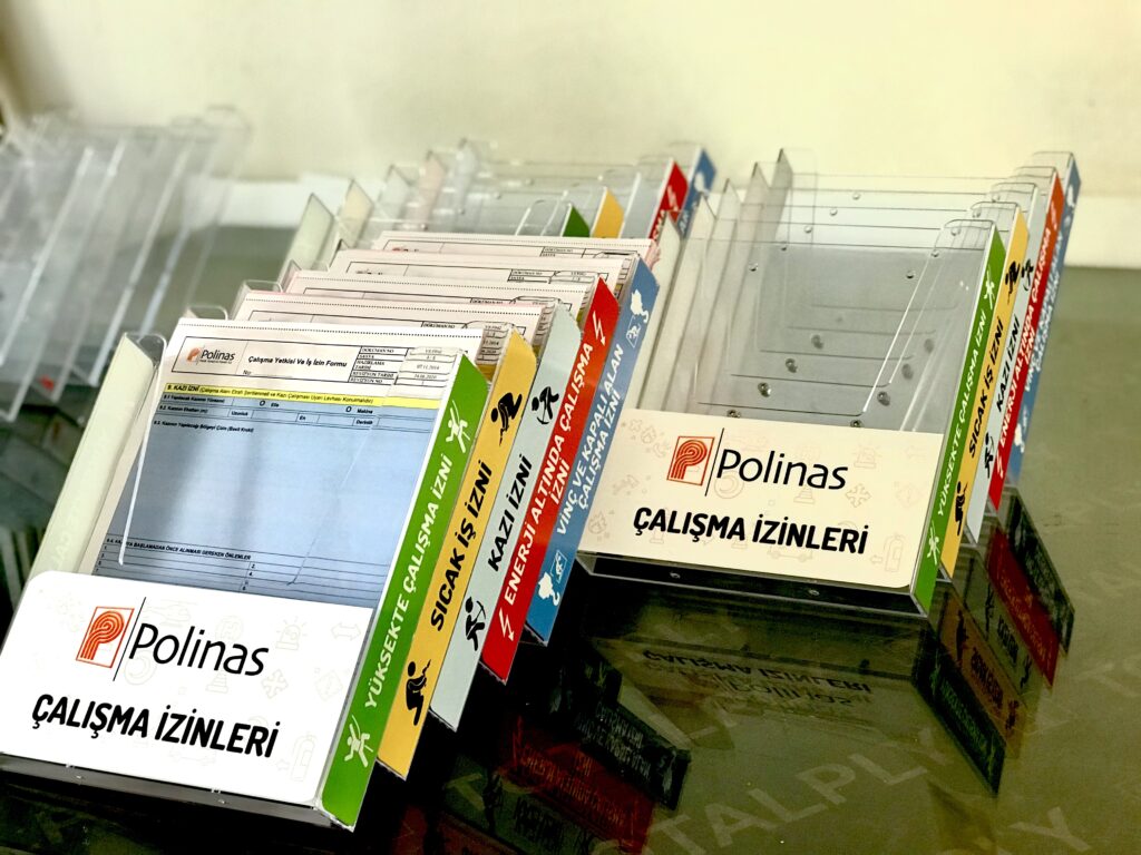 Fabrika çalışma izinleri için hazırlanan renk kodlu şeffaf pleksi evrak ve kartlık sistemi