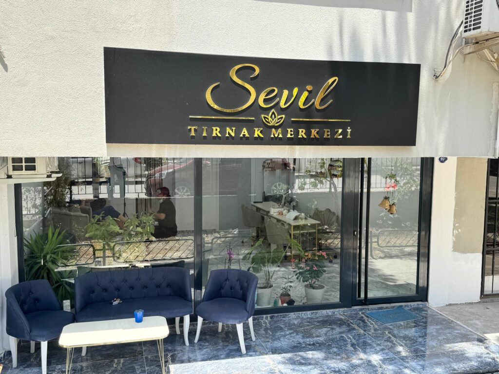 Güzellik merkezi cephesine uygulanan siyah kompozit zeminli altın aynalı krom tabela çalışması