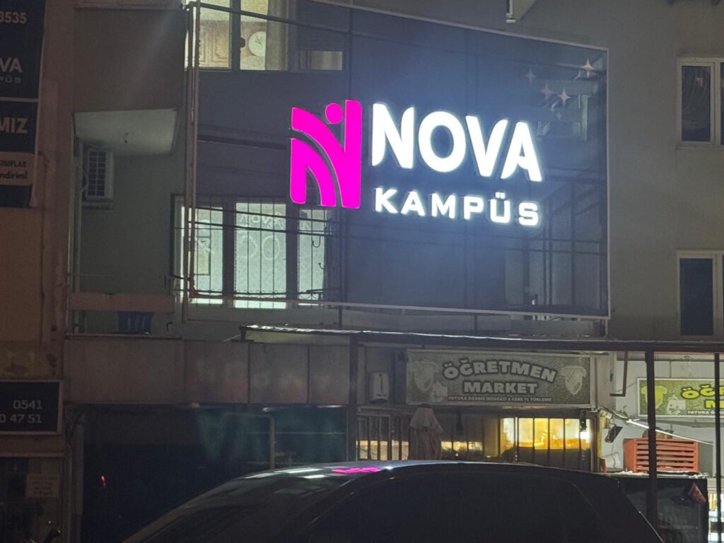 Eğitim kurumu için üretilen gece görünür ışıklı kutu harf cephe tabelası