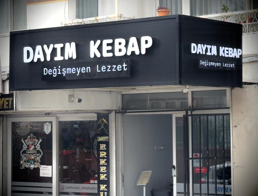 Restoran cephesi için üretilen ışıklı kutu harf ve siyah zemin tabela uygulaması