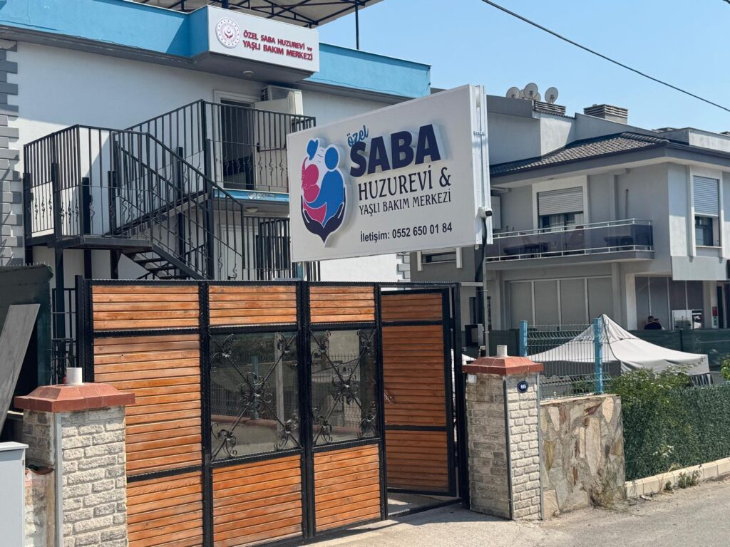 Yaşlı bakım merkezi için üretilen kurumsal giriş ve yol kenarı tabela uygulaması