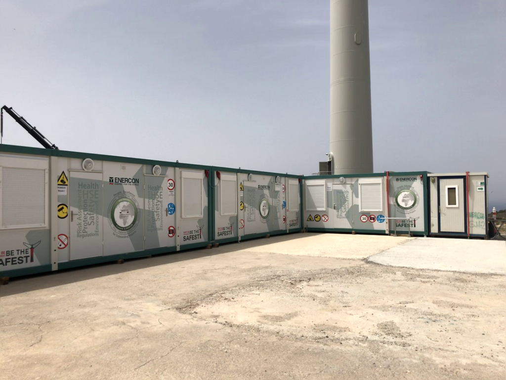 Enerji tesisi şantiye konteynerlerine uygulanan iş güvenliği, uyarı ve kurumsal folyo giydirme
