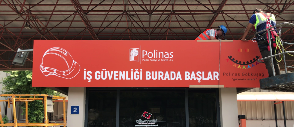 Üretim tesisi girişine monte edilen büyük ölçekli iş güvenliği bilgilendirme tabelası